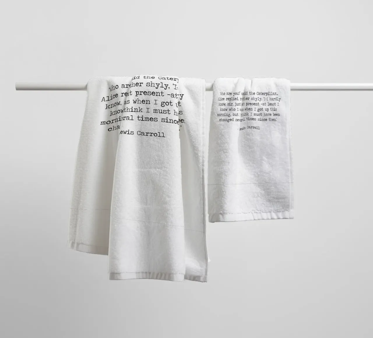 Wer bin ich Raupe Alice im Wunderland Lewis Carroll Zitat Handtuch von Summer Soul Co. - Quotes