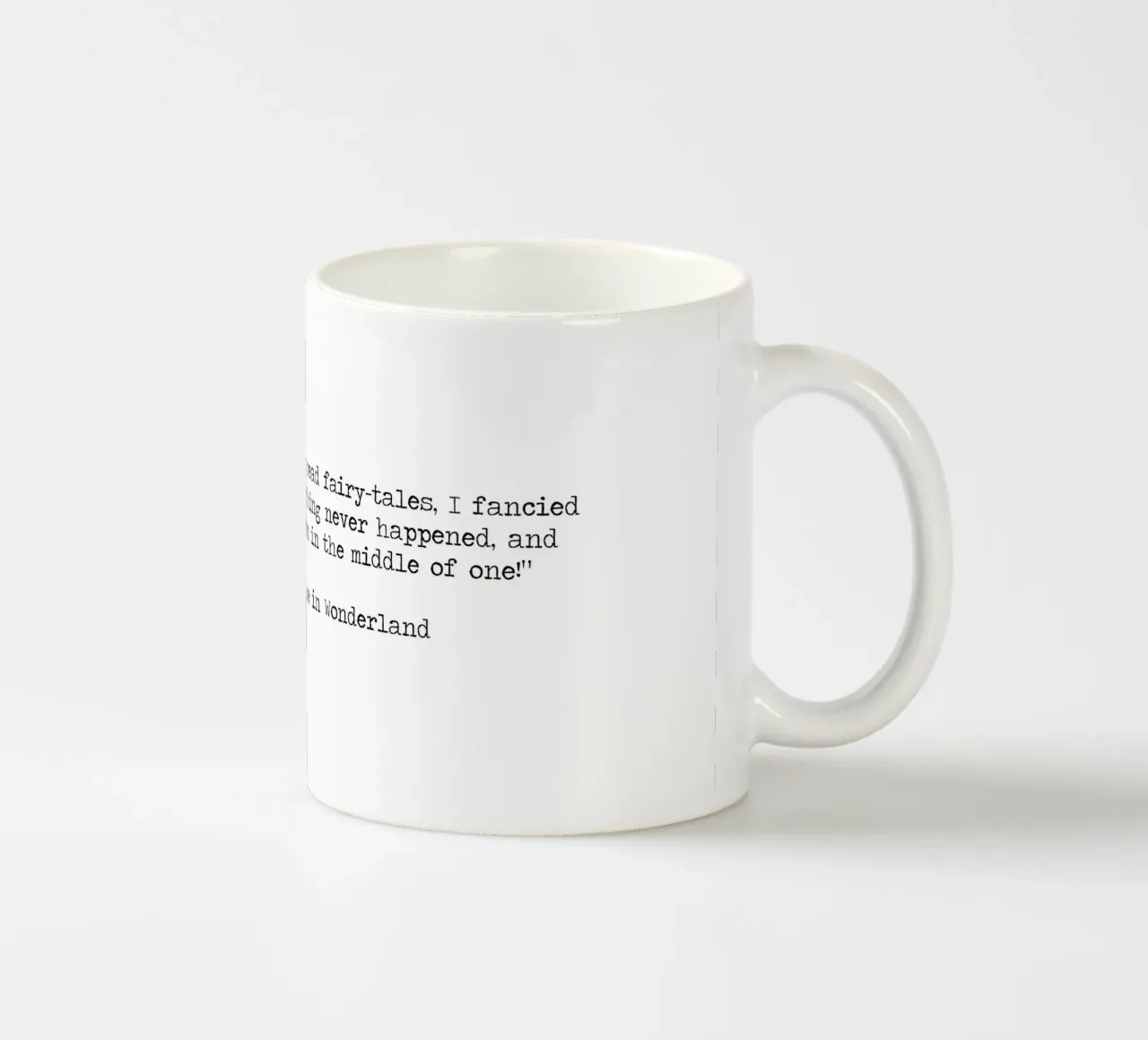 Früher habe ich Märchen gelesen, jetzt bin ich hier in Alice Zitat Keramik Tasse von Summer Soul Co. - Quotes