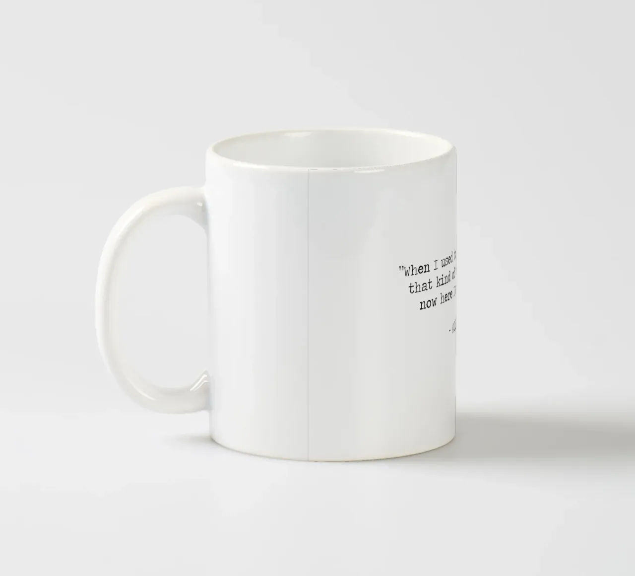 Früher habe ich Märchen gelesen, jetzt bin ich hier in Alice Zitat Keramik Tasse von Summer Soul Co. - Quotes