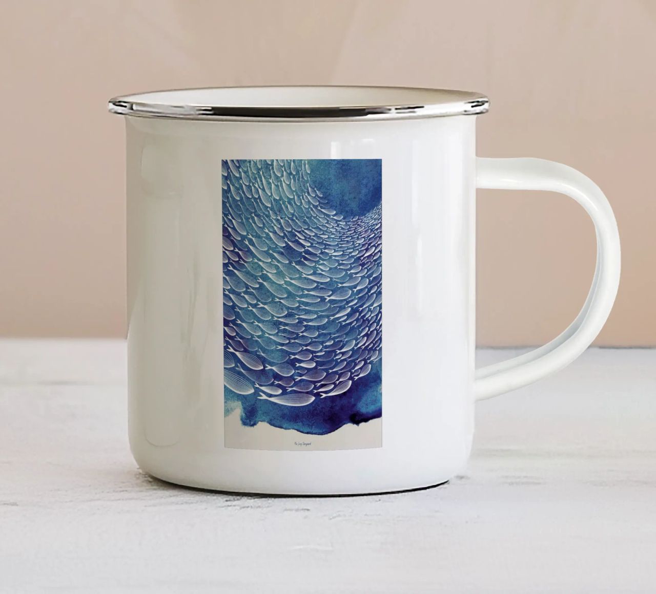 Fish Shoal tazza in smalto da Mie Frey Damgaard