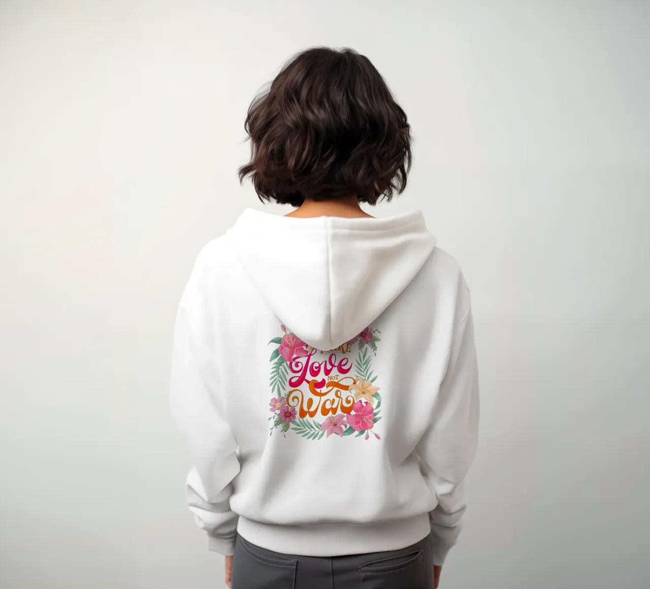 Fate l'amore. Non la guerra. Citazione positiva con fiori in rosa. felpa con cappuccio da CalliLetters