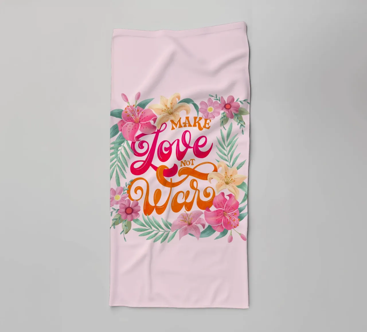 Fate l'amore. Non la guerra. Citazione positiva con fiori in rosa. asciugamano da bagno da CalliLetters