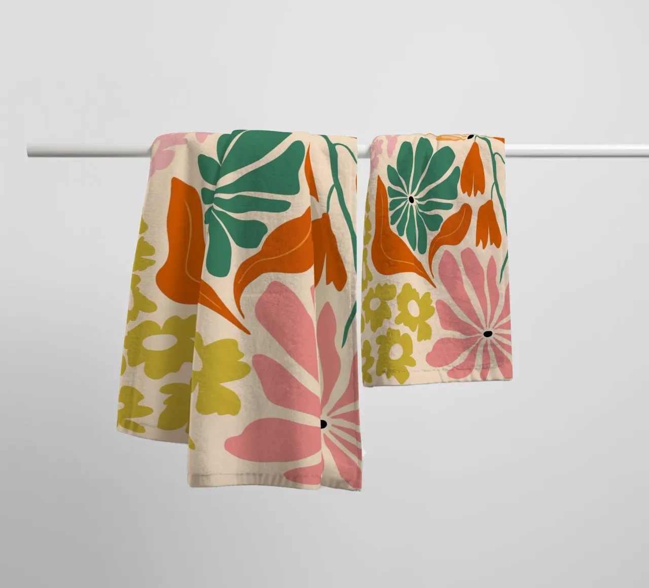 Beatitudine in fiore asciugamano da bagno da Miho Art Studio
