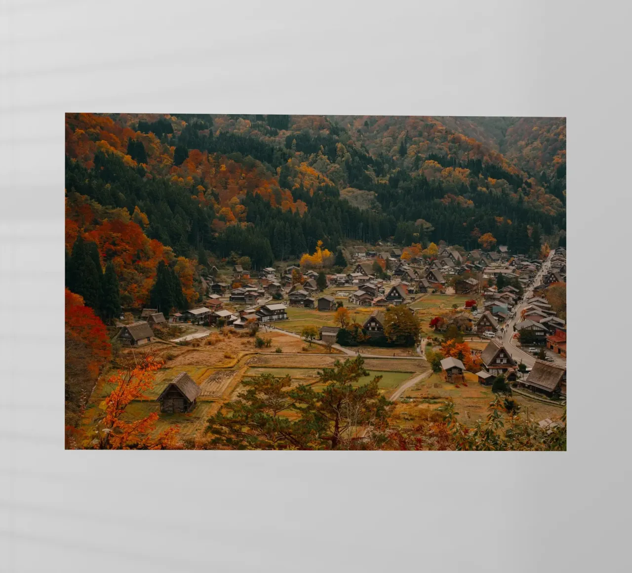 Villaggio agricolo giapponese in autunno - Shirakawa-go pellicola backlit da Marcel Bisig