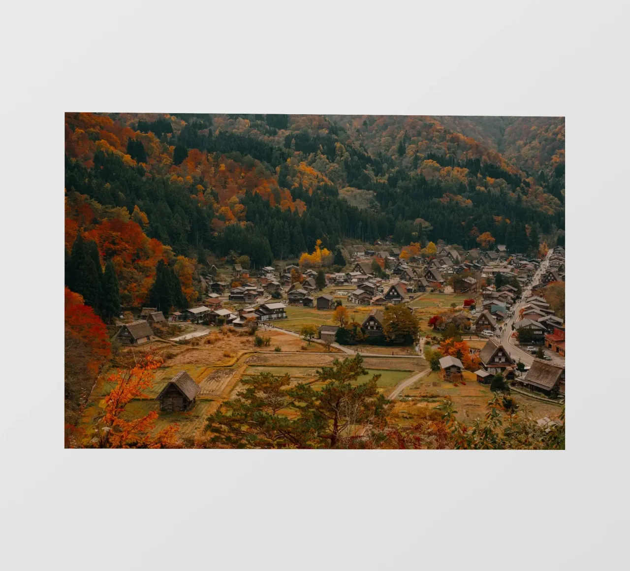 Villaggio agricolo giapponese in autunno - Shirakawa-go pellicola backlit da Marcel Bisig
