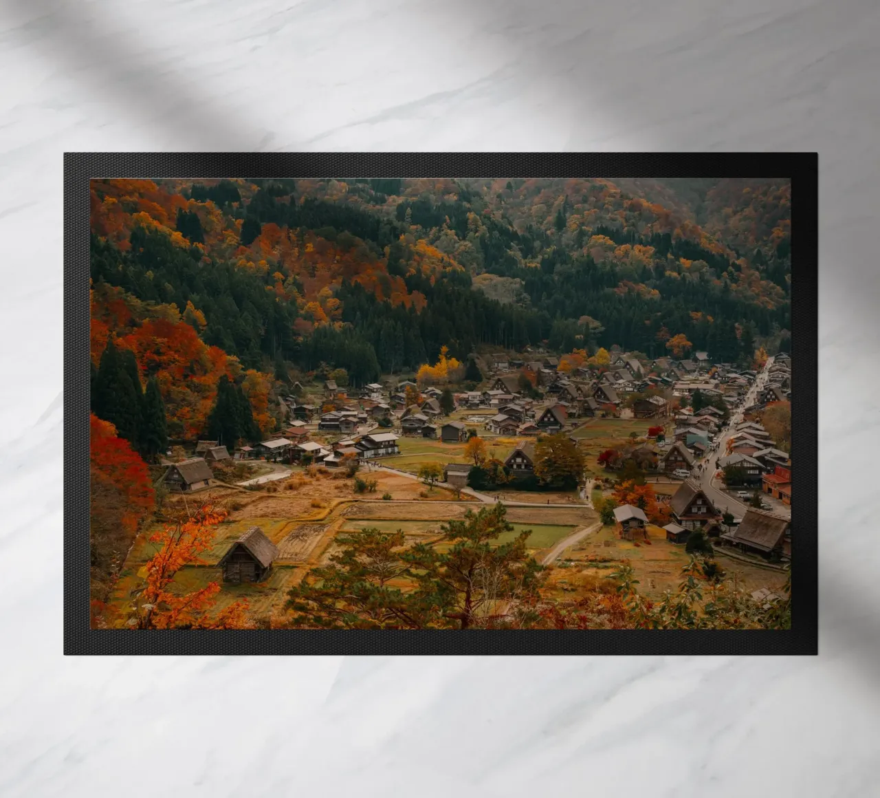 Villaggio agricolo giapponese in autunno - Shirakawa-go zerbino da Marcel Bisig