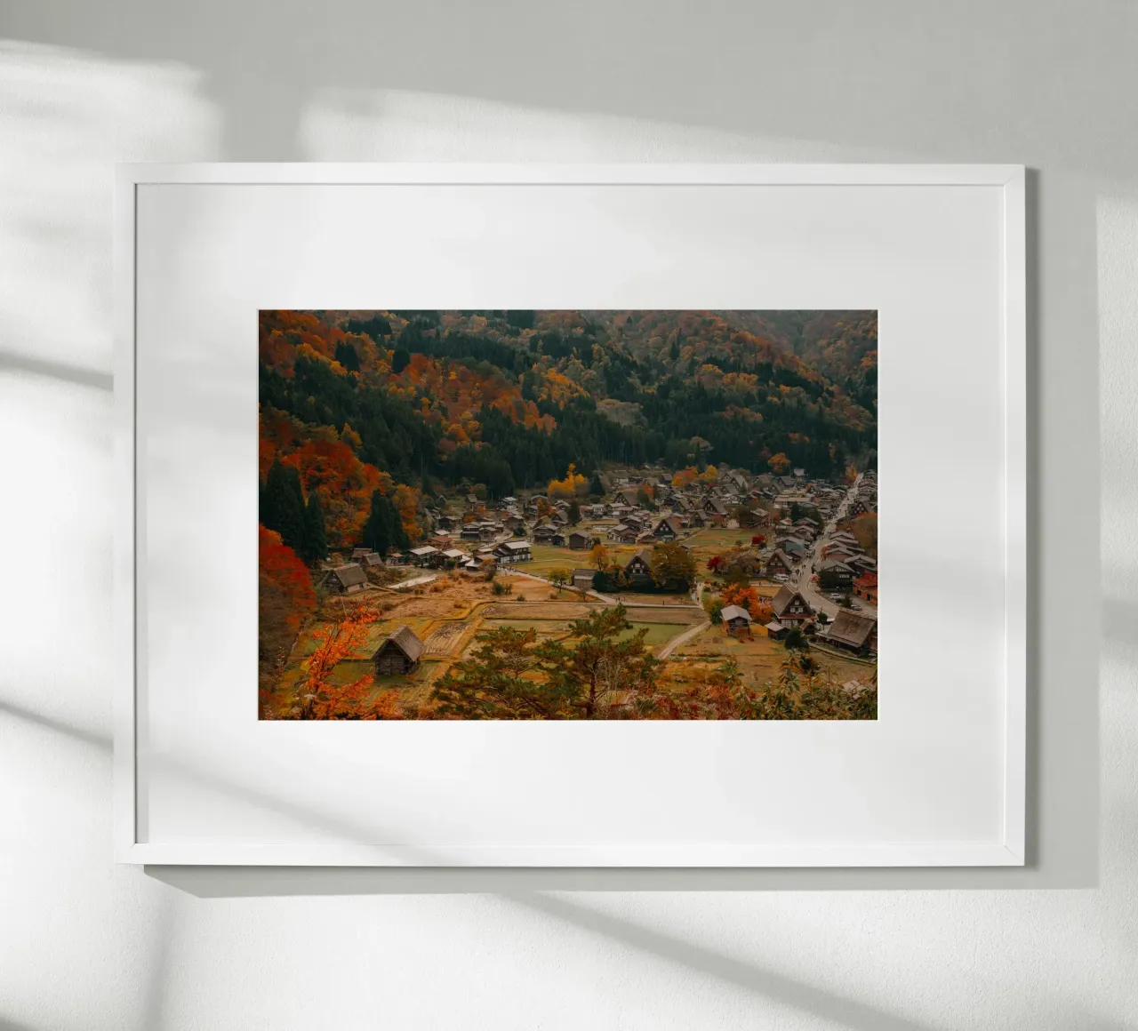 Villaggio agricolo giapponese in autunno - Shirakawa-go carta hahnemühle da Marcel Bisig