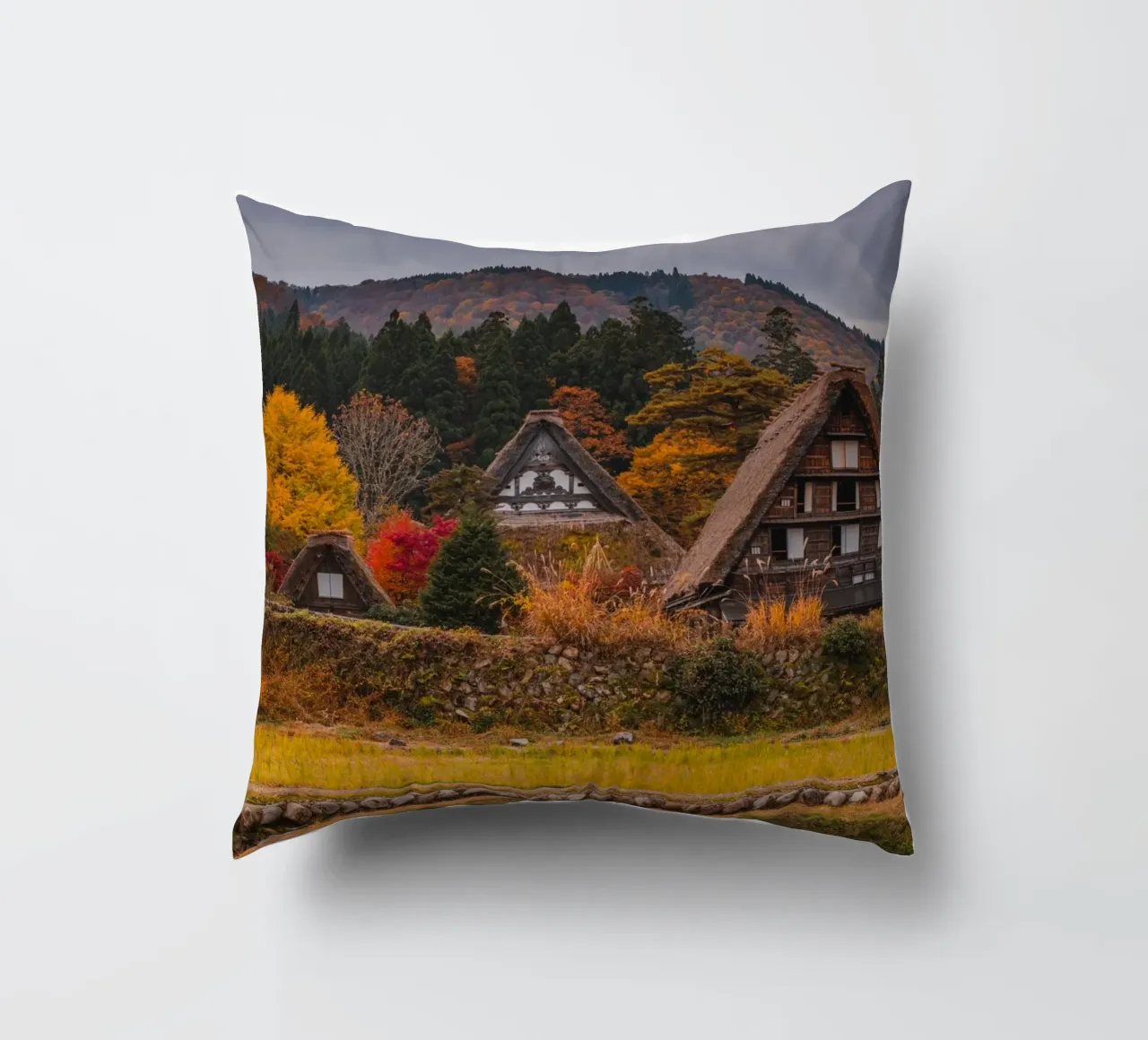 Case coloniche giapponesi in autunno - Shirakawa-go cuscino da Marcel Bisig