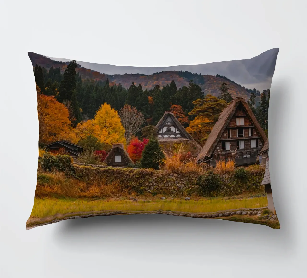 Case coloniche giapponesi in autunno - Shirakawa-go cuscino da Marcel Bisig