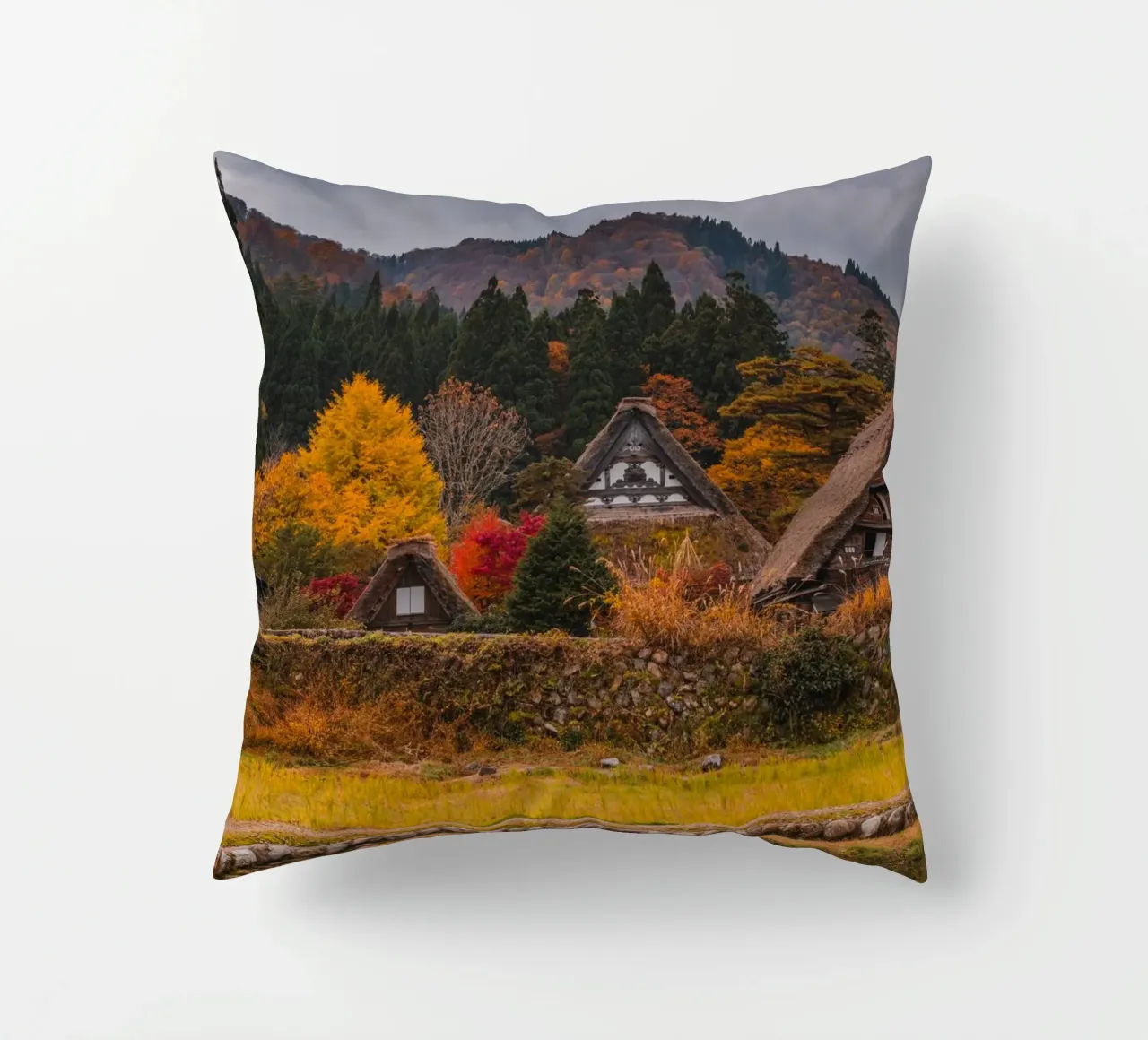 Case coloniche giapponesi in autunno - Shirakawa-go cuscino da Marcel Bisig