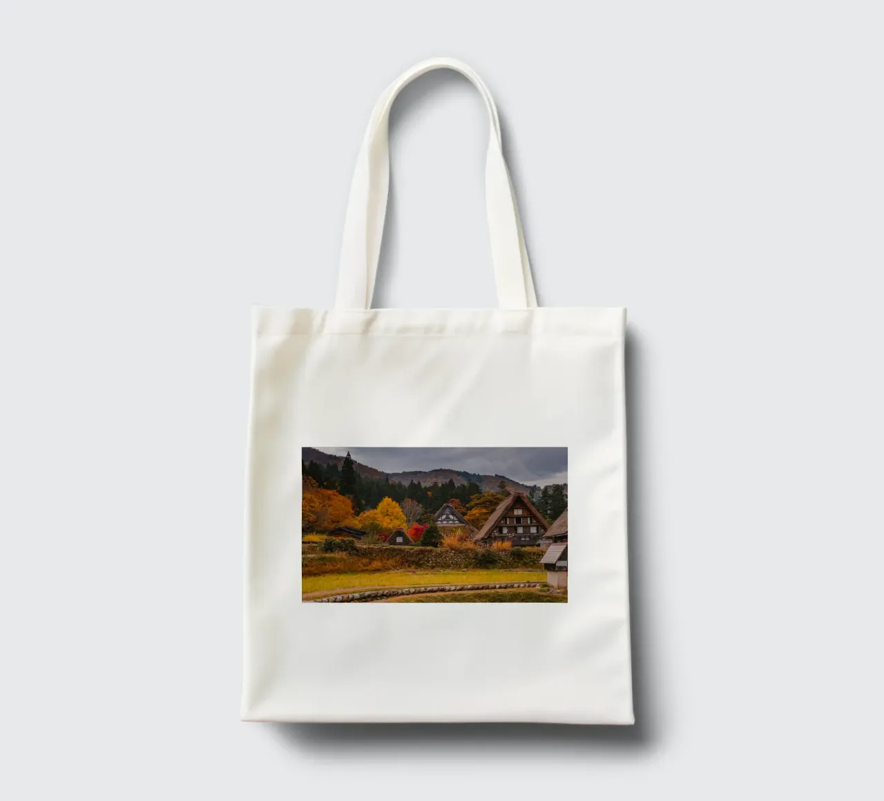 Case coloniche giapponesi in autunno - Shirakawa-go borsa in juta da Marcel Bisig