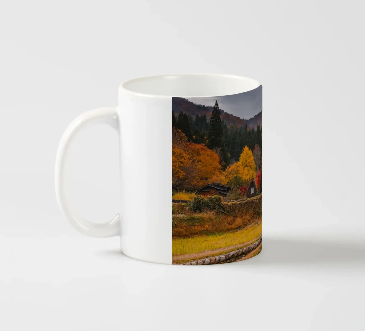 Case coloniche giapponesi in autunno - Shirakawa-go tazza in ceramica da Marcel Bisig
