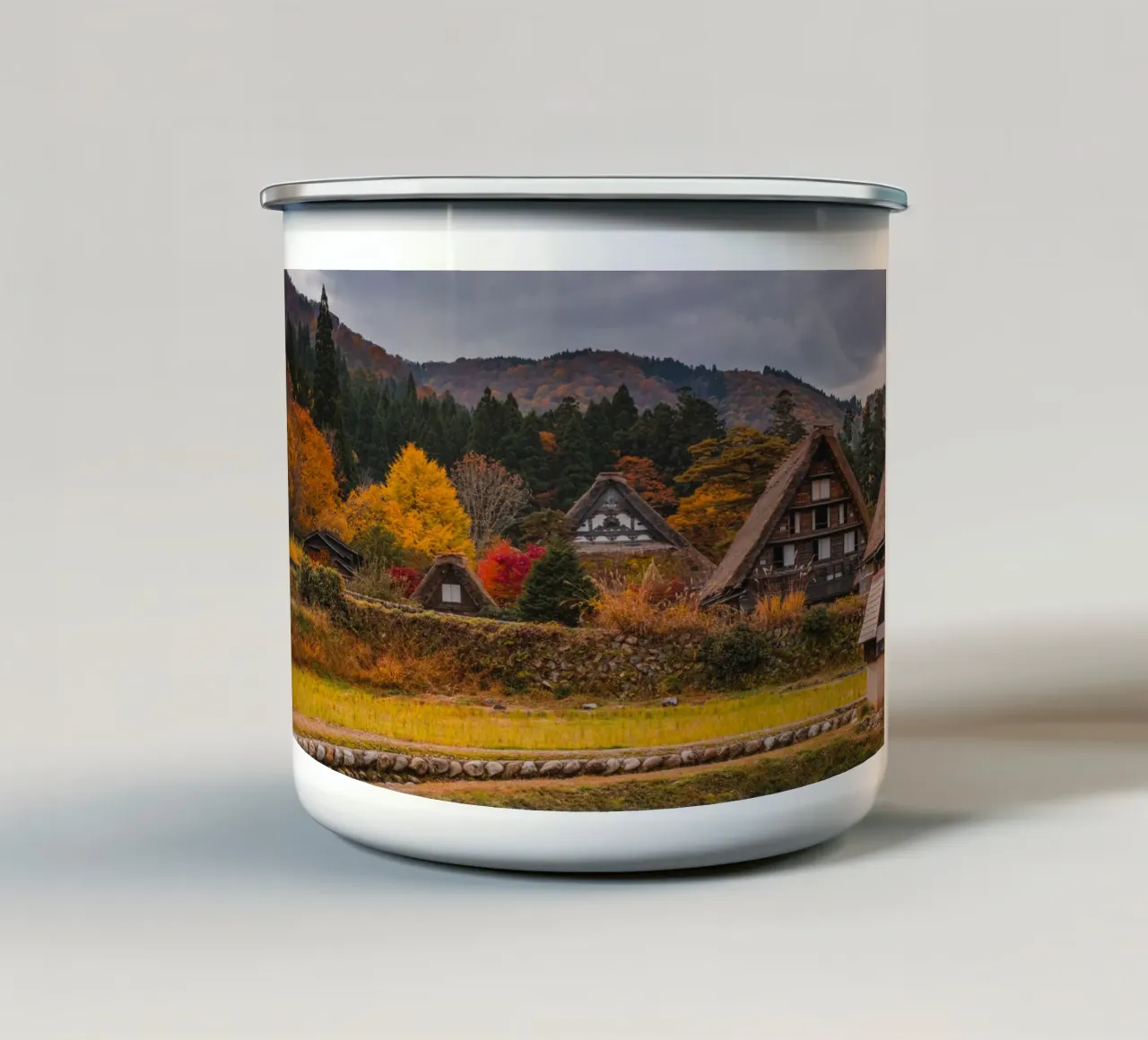 Case coloniche giapponesi in autunno - Shirakawa-go tazza in smalto da Marcel Bisig