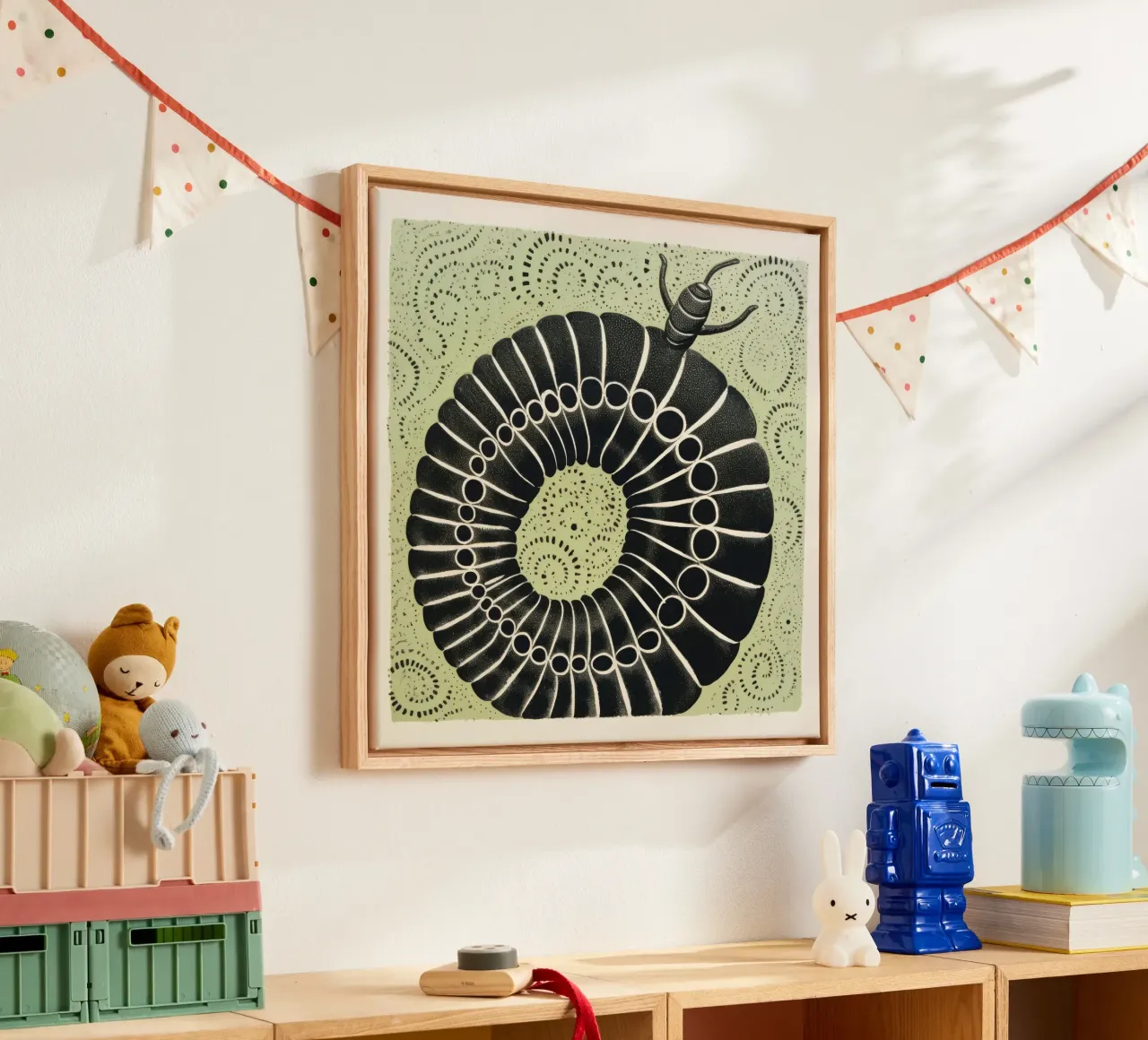 Grüner Tausendfüßler 2 Leinwand mit Schattenfugenrahmen von Minimal Animal Art