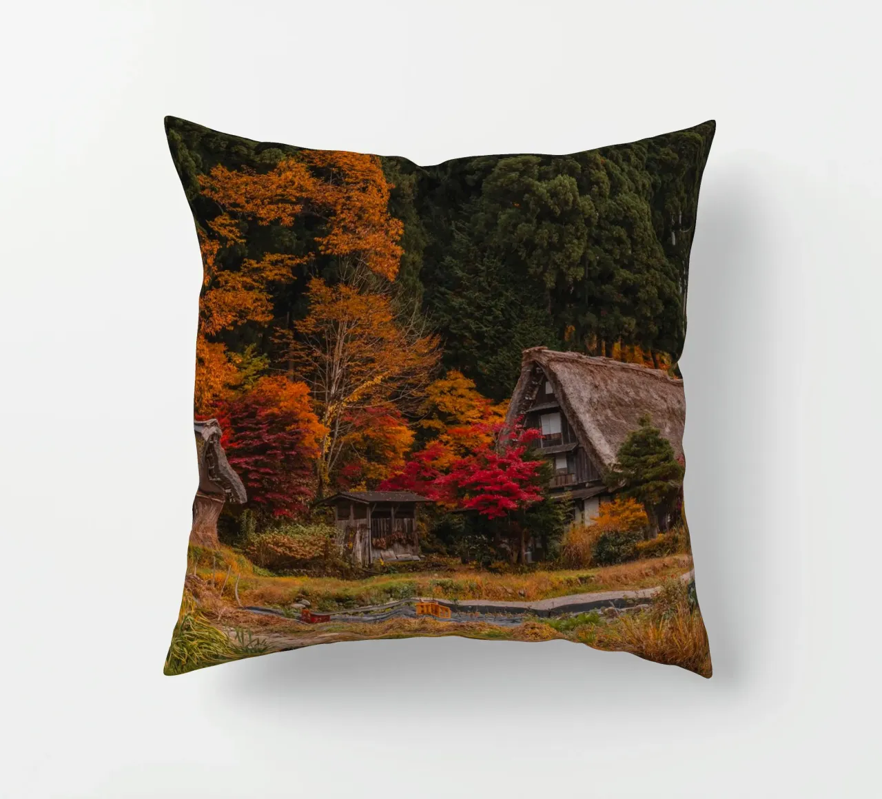 Villaggio agricolo giapponese in autunno - Shirakawa-go cuscino da Marcel Bisig