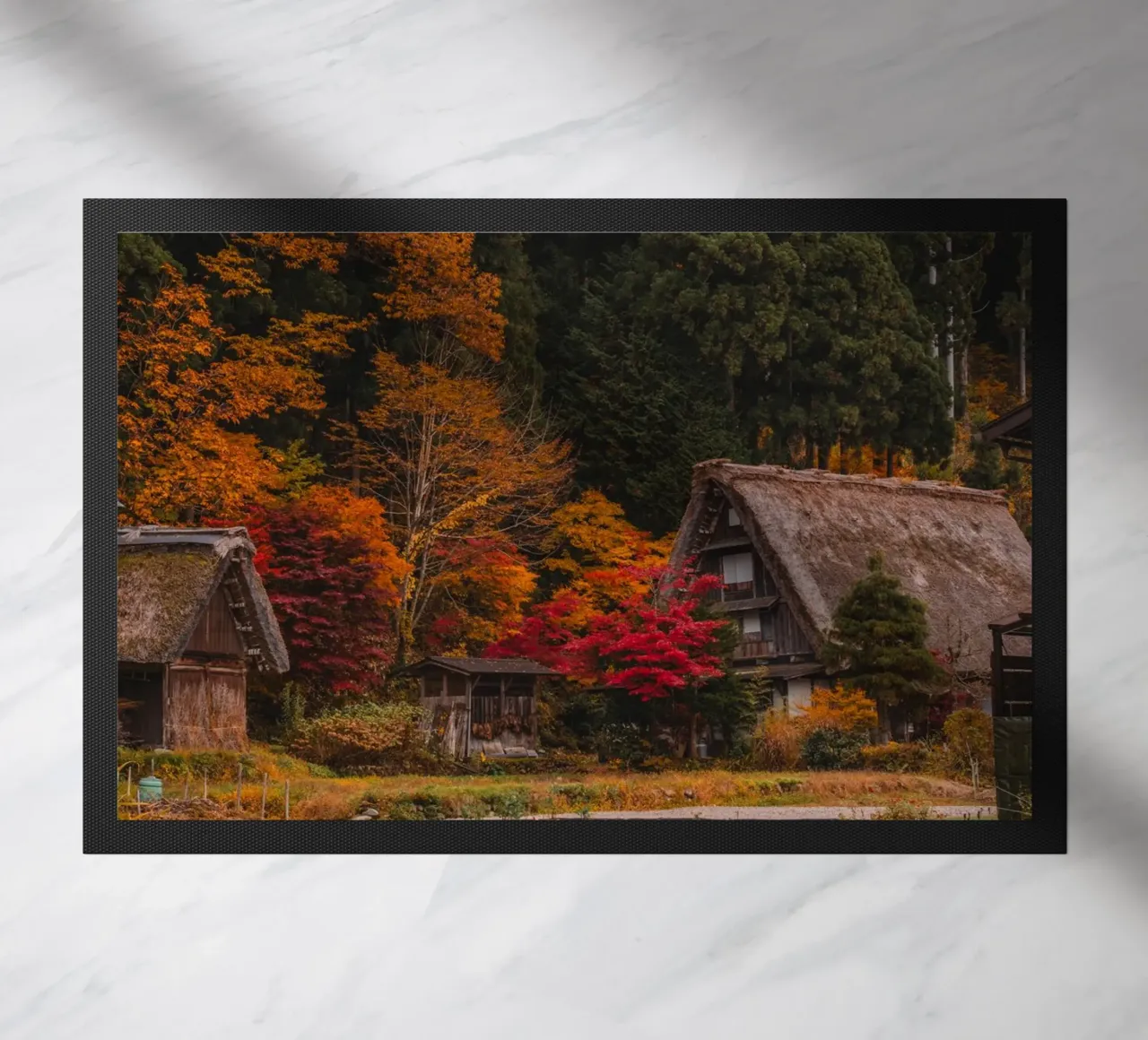Villaggio agricolo giapponese in autunno - Shirakawa-go zerbino da Marcel Bisig