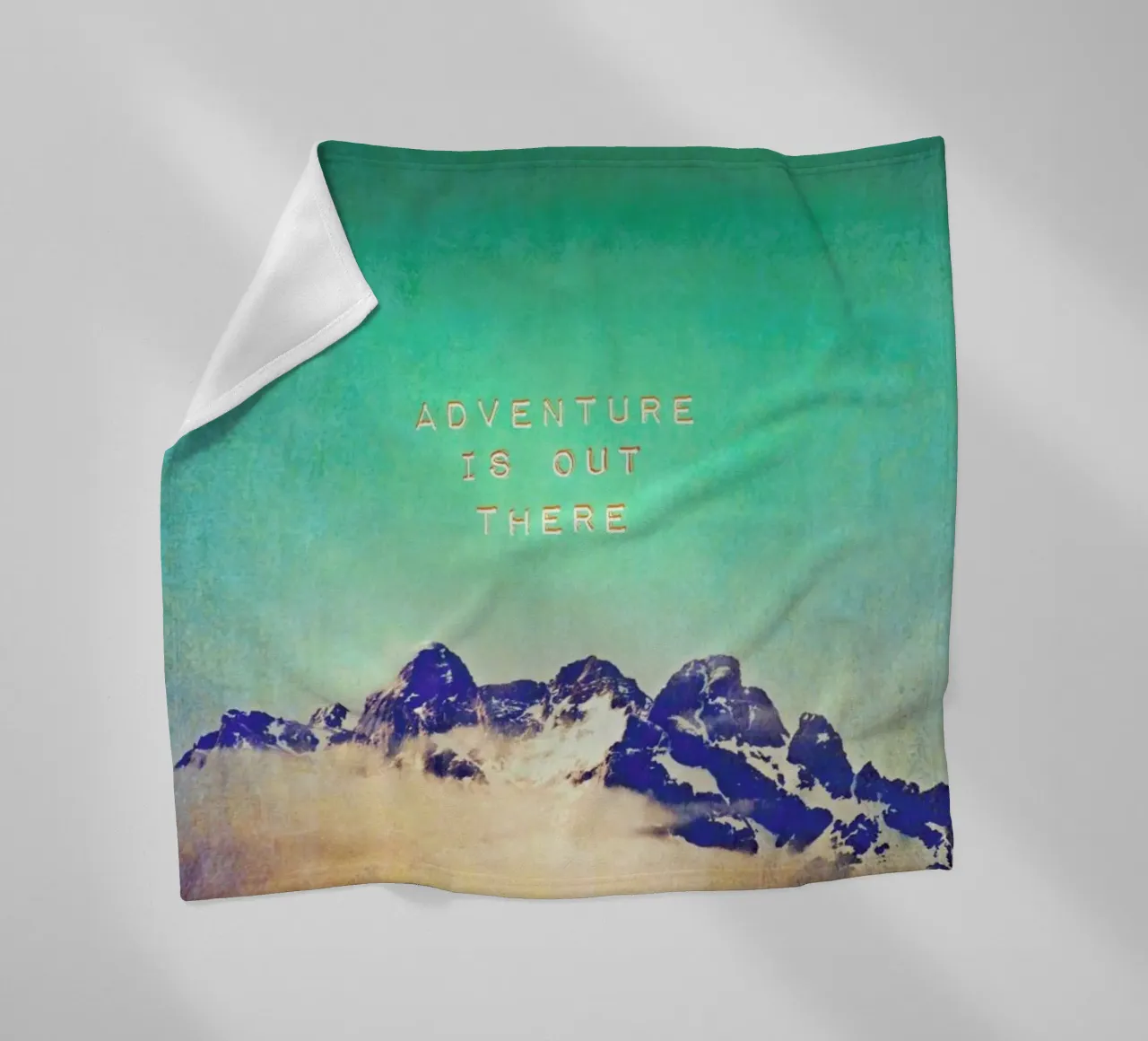 Adventure Is Out There coperta in pile da Monika Strigel