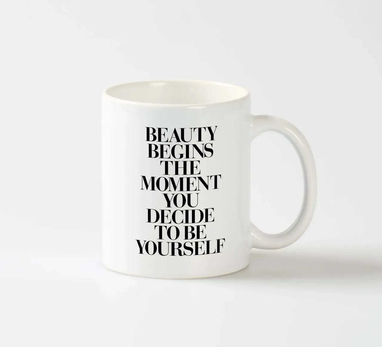 Schönheit beginnt in dem Moment, in dem du dich entscheidest, du selbst zu sein Keramik Tasse von THE MOTIVATED TYPE