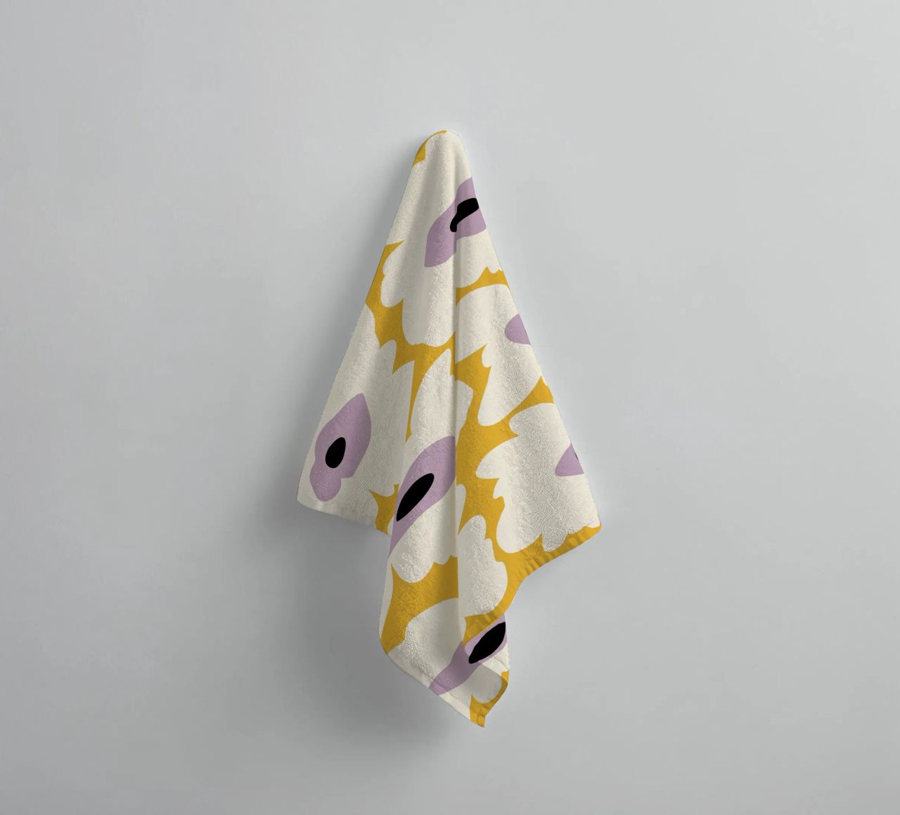 Papavero fresco in giallo asciugamano da bagno da Miho Art Studio