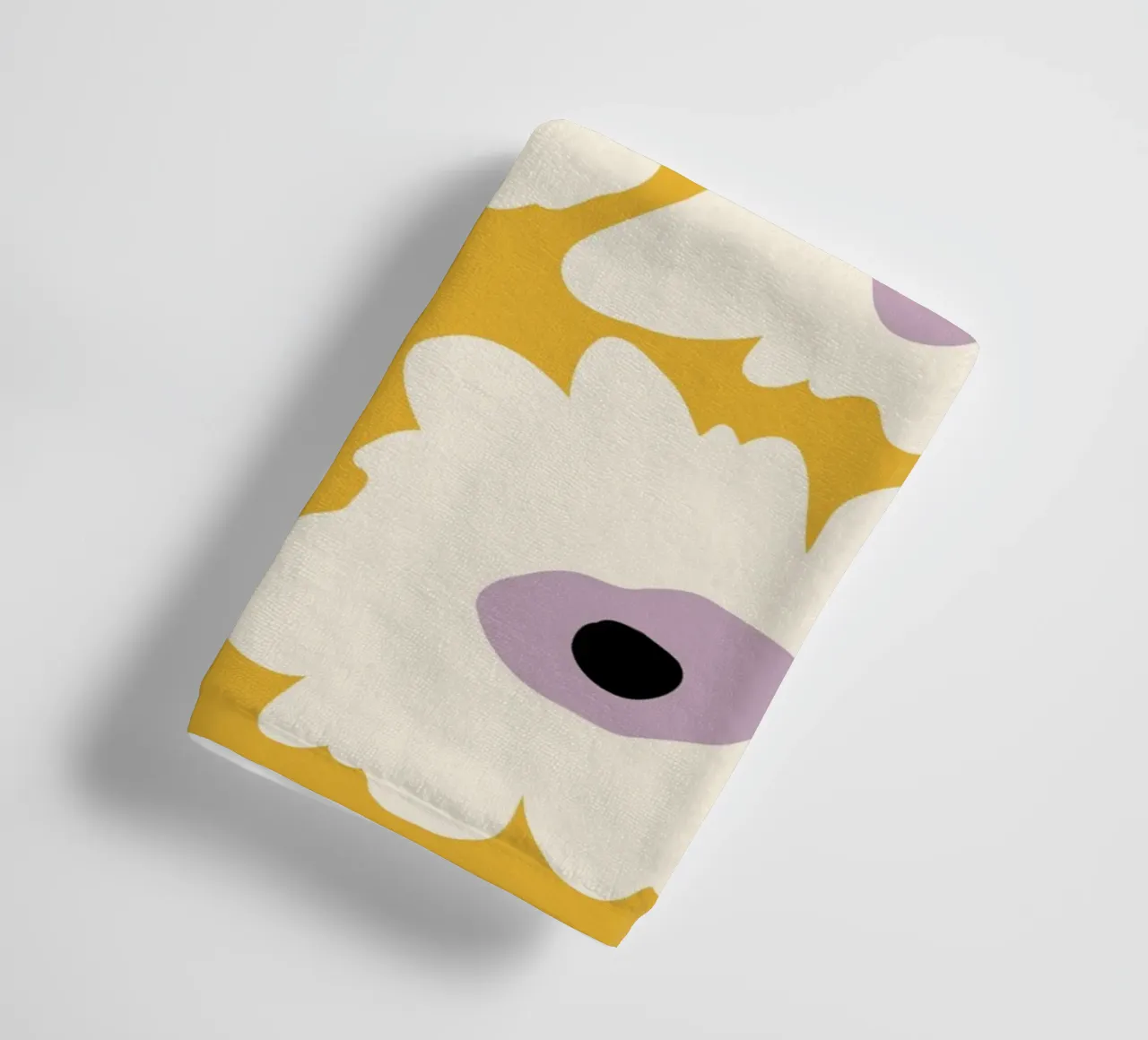 Amapola fresca en amarillo toalla de baño de Miho Art Studio