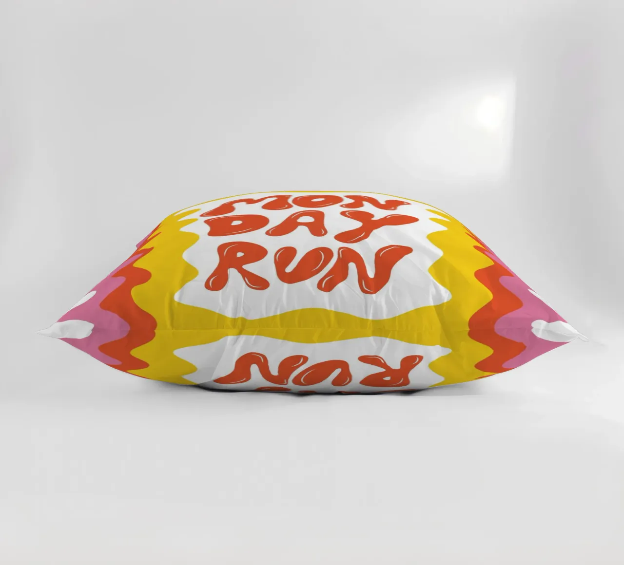 Monday-Run cuscino da Miho Art Studio