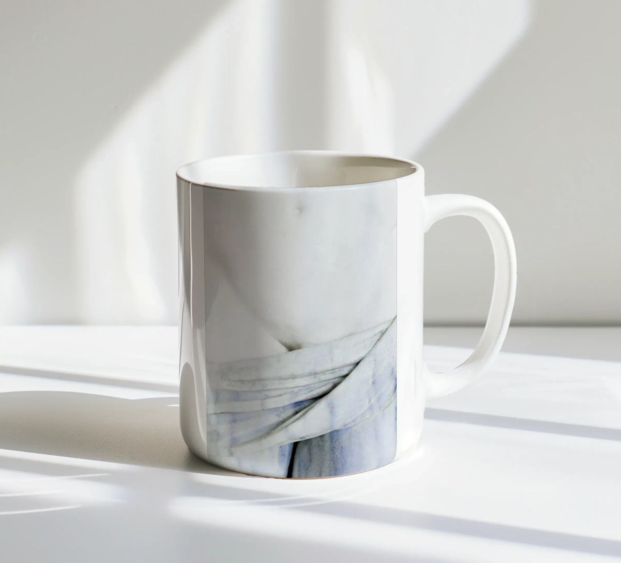Borderline tazza in ceramica da Paul Aidan Perry