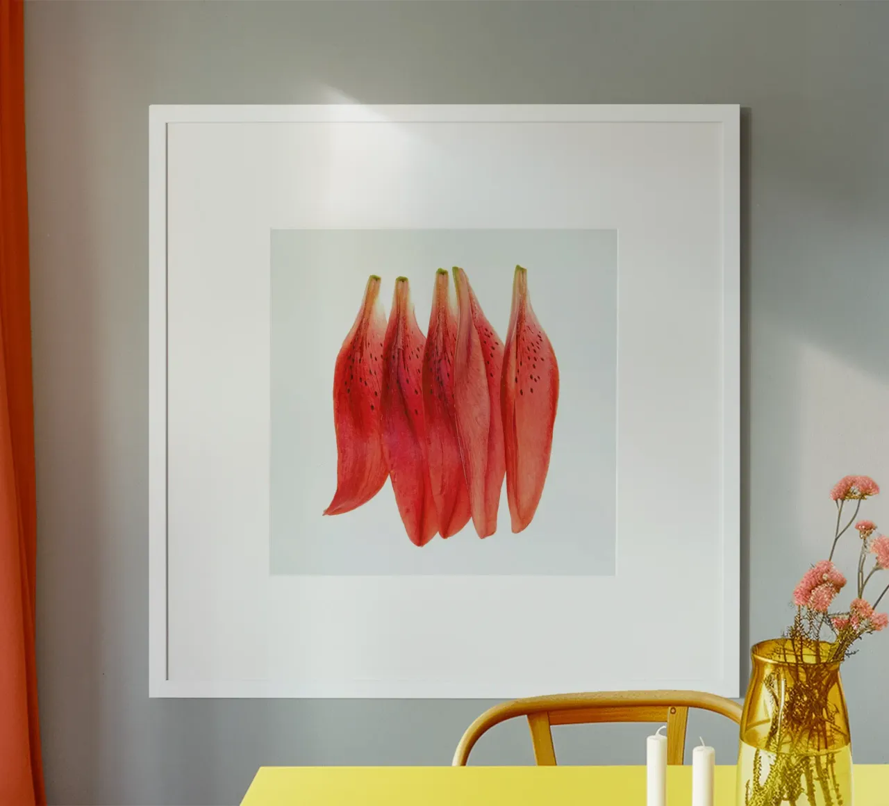 Lilly Petals Orange poster con telaio in legno da Curious Collections by Marielle Leenders