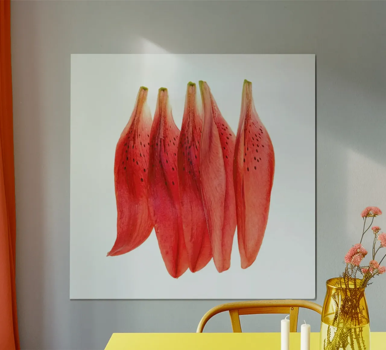 Lilly Petals Orange poster con telaio in legno da Curious Collections by Marielle Leenders