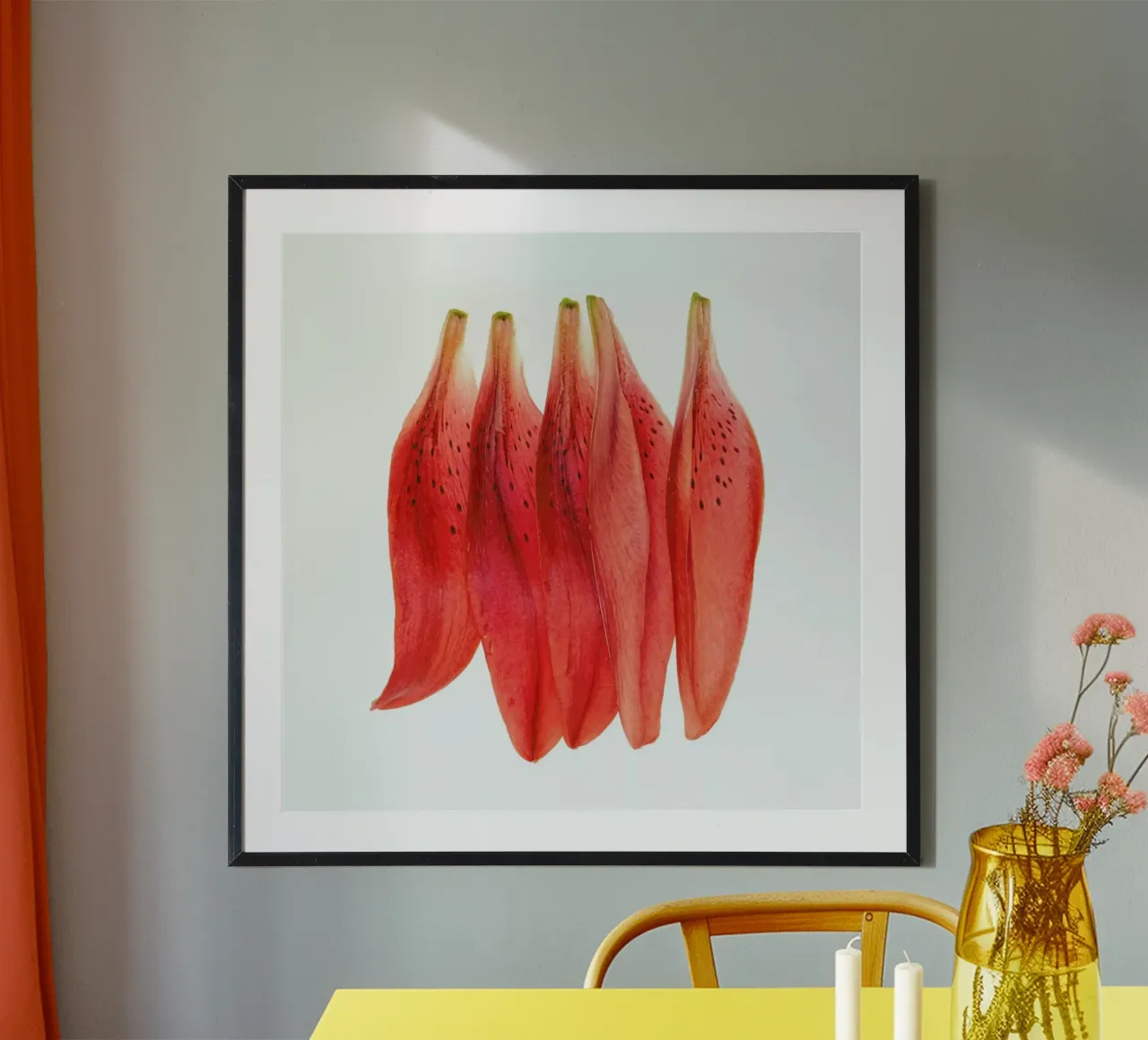 Lilly Petals Orange poster con telaio in legno da Curious Collections by Marielle Leenders