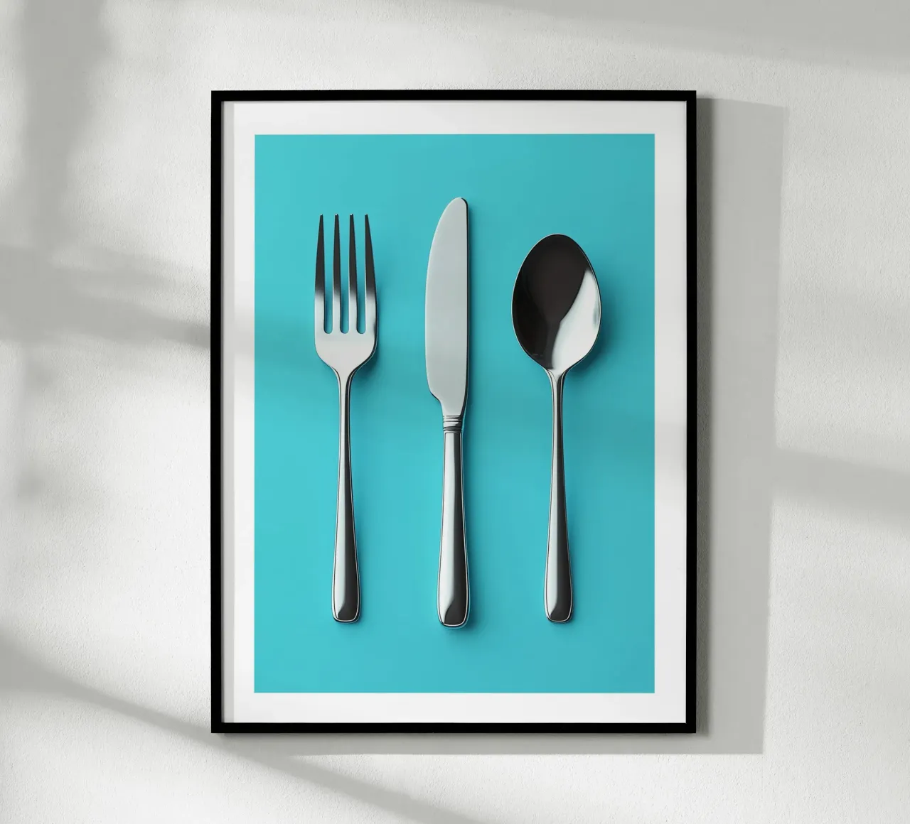 Besteck auf blauem Hintergrund Poster mit Holzrahmen von Spice & Style