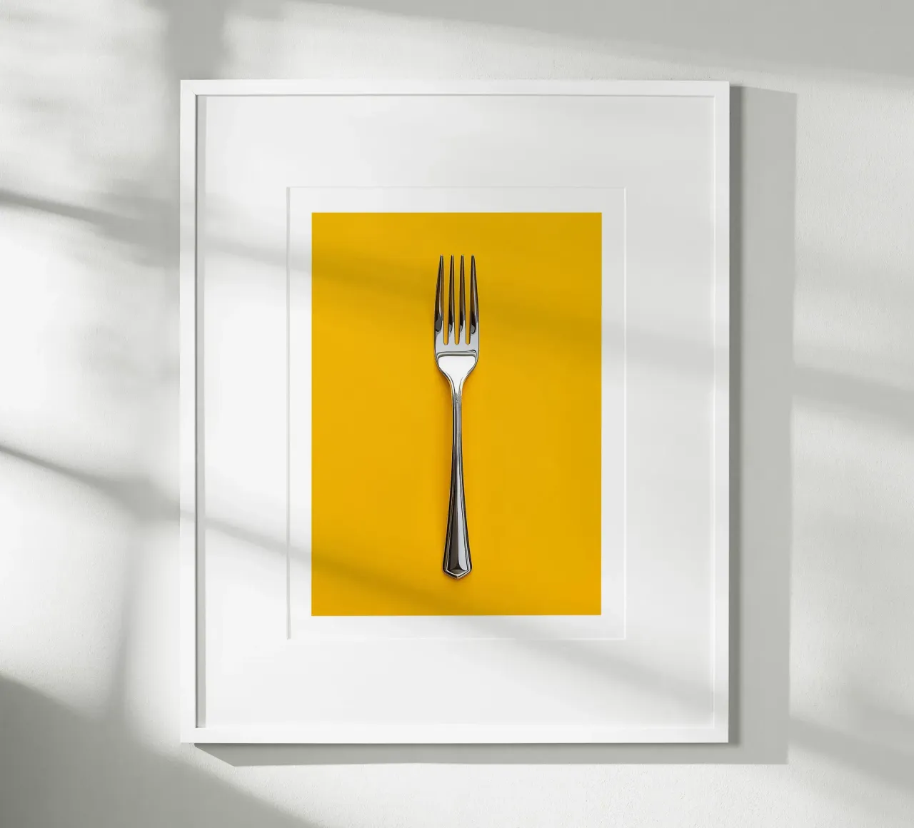 Fourchette sur fond jaune poster avec cadre en bois de Spice & Style