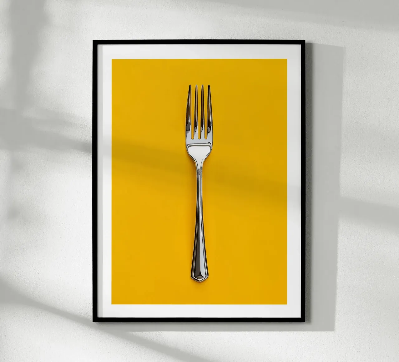 Fourchette sur fond jaune poster avec cadre en bois de Spice & Style