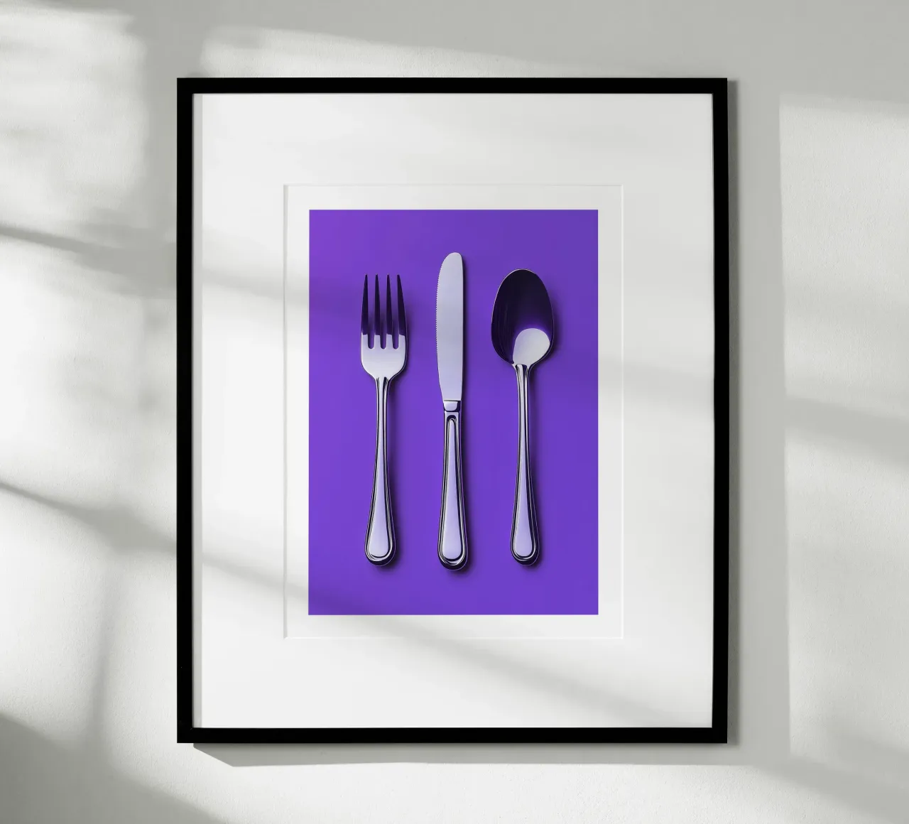 Besteck auf violettem Hintergrund Poster mit Holzrahmen von Spice & Style