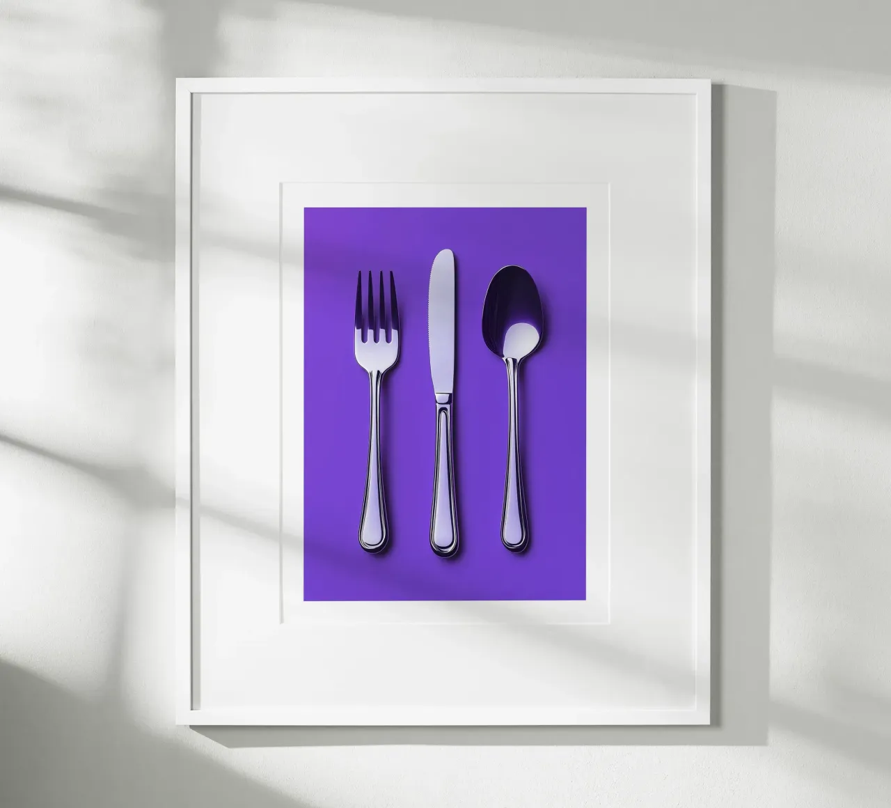 Besteck auf violettem Hintergrund Poster mit Holzrahmen von Spice & Style