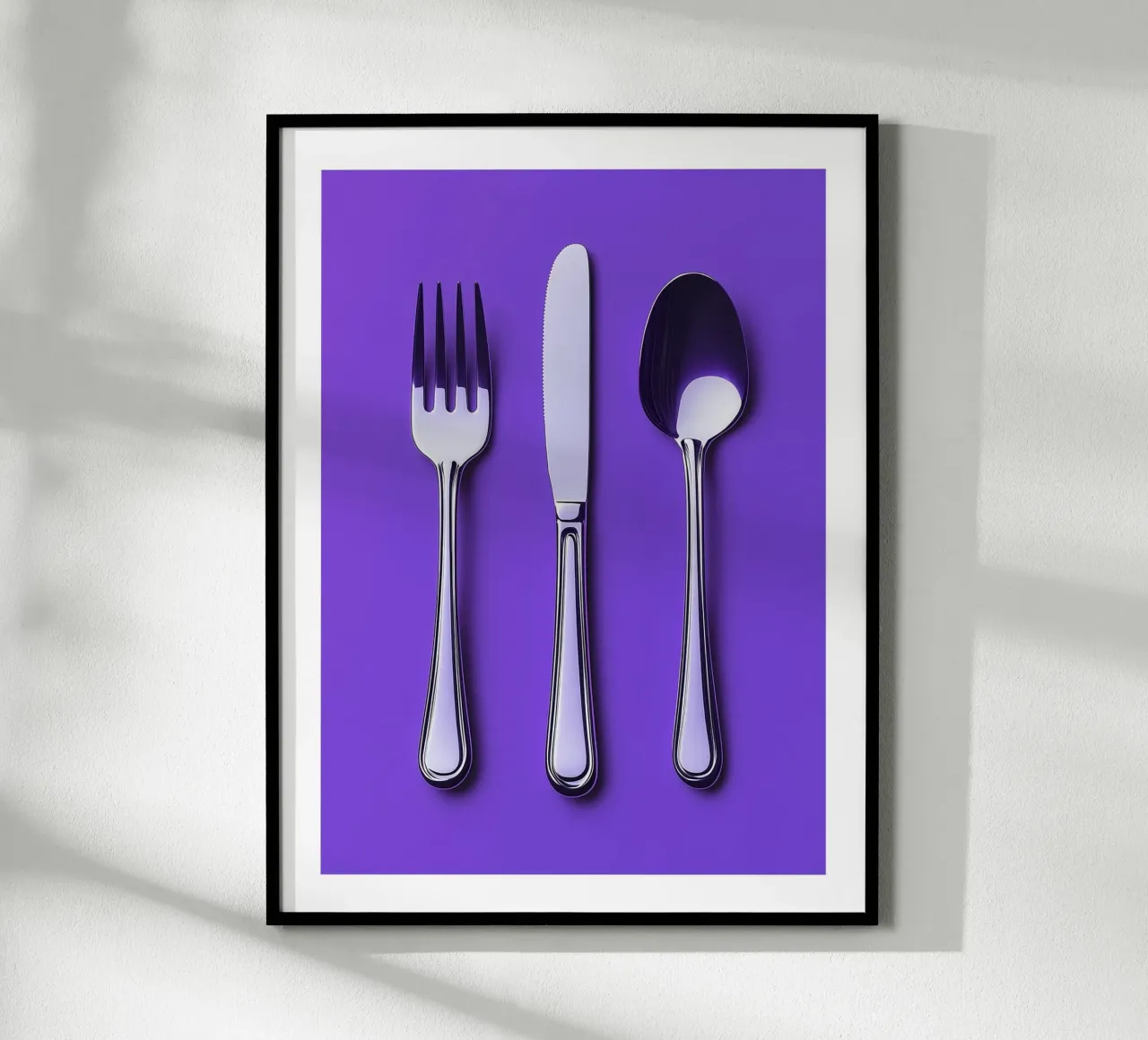 Besteck auf violettem Hintergrund Poster mit Holzrahmen von Spice & Style