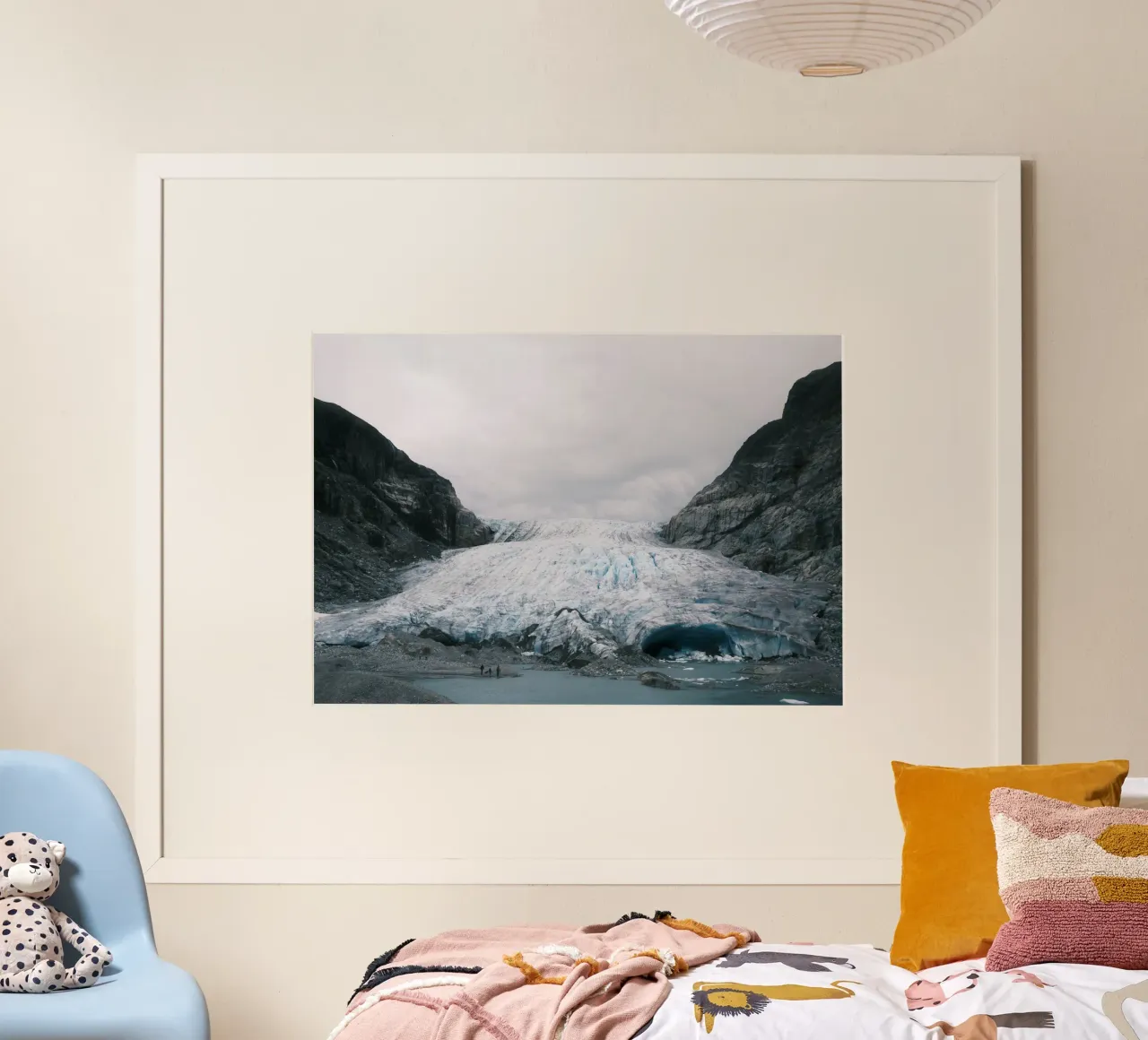 Frozen Majesty poster con telaio in legno da FujiPrints