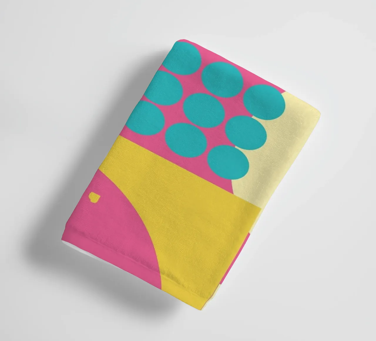 Audace geometrico anni '80 asciugamano da bagno da Kim Hubball Studio