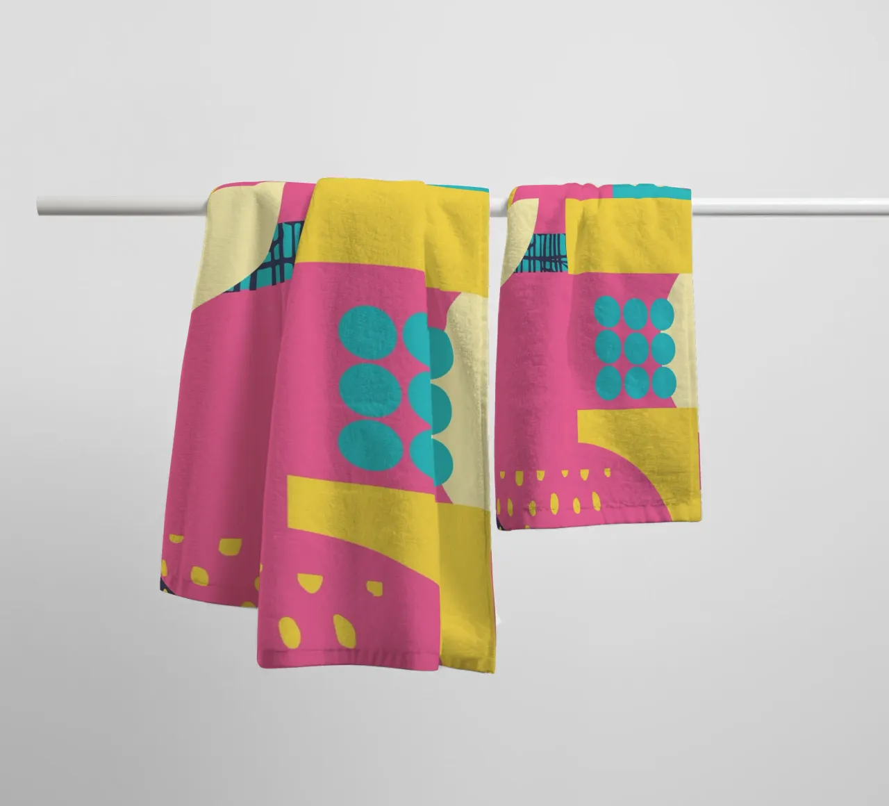 Audace geometrico anni '80 asciugamano da bagno da Kim Hubball Studio