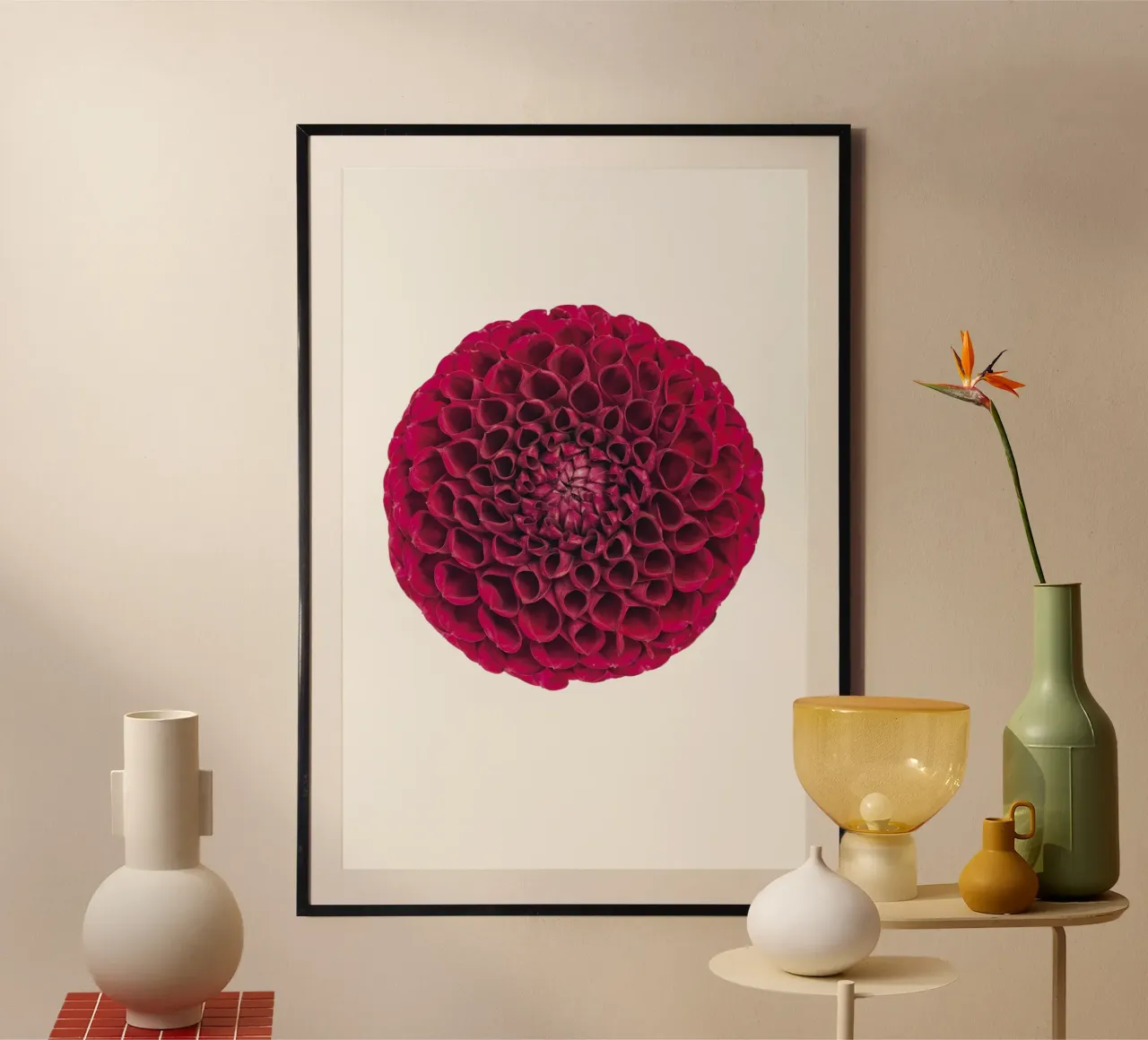 Bellezza audace: Dalia rossa poster con telaio in legno da Curious Collections by Marielle Leenders
