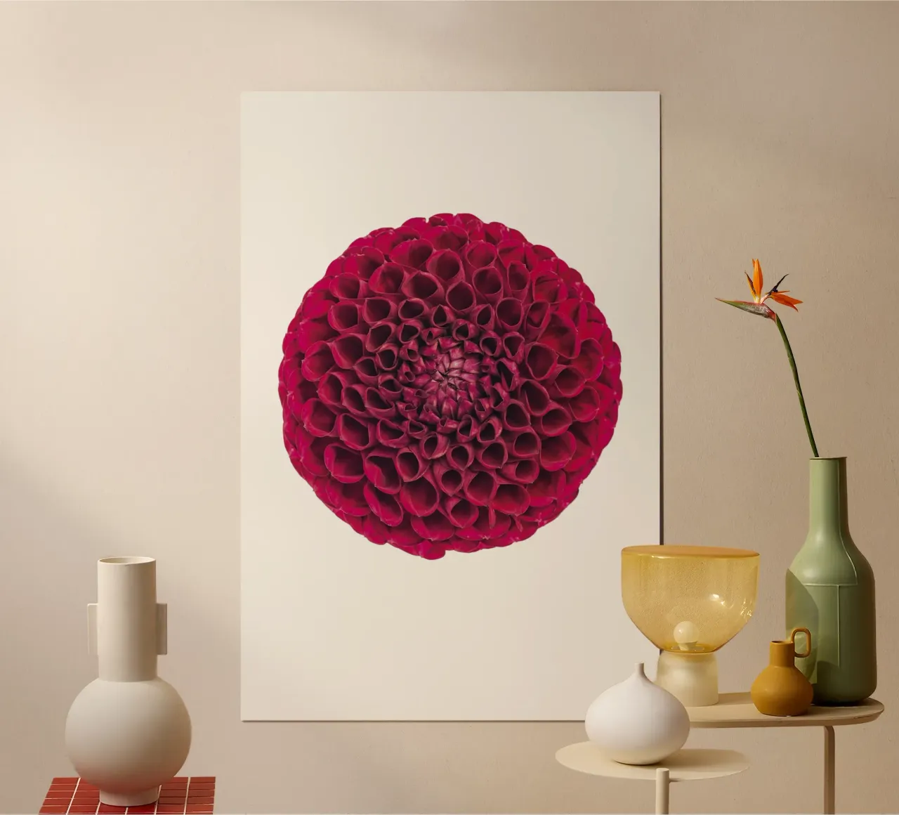 Bellezza audace: Dalia rossa poster con telaio in legno da Curious Collections by Marielle Leenders