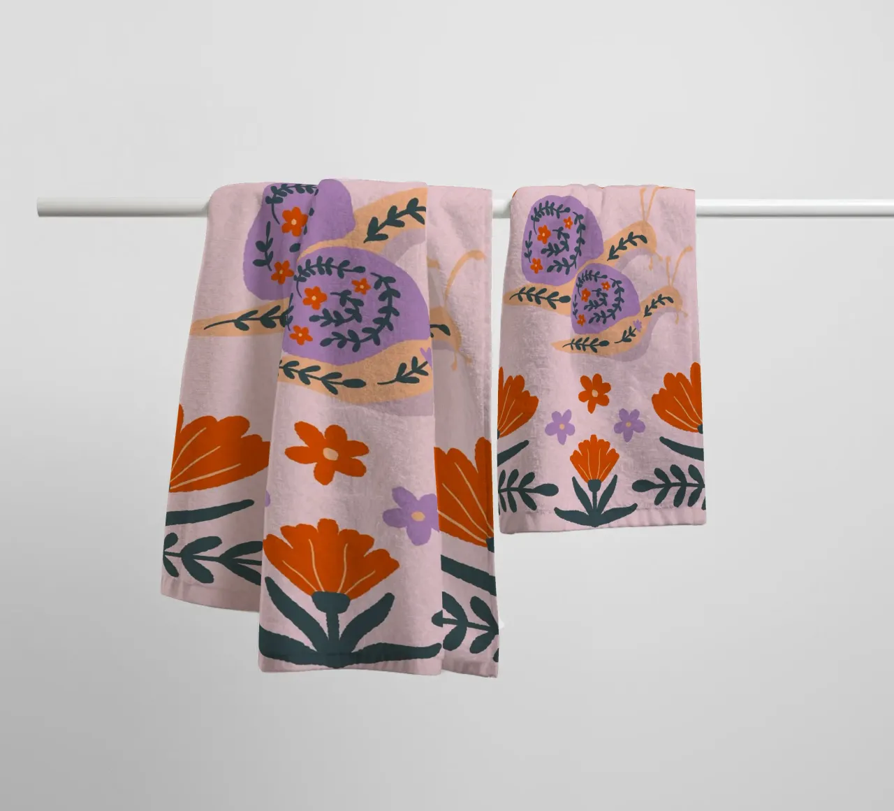 Lumache e fiori - viola e arancione asciugamano da bagno da Wackapacka