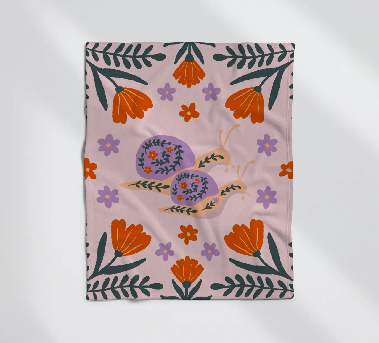 Lumache e fiori - viola e arancione coperta in pile da Wackapacka