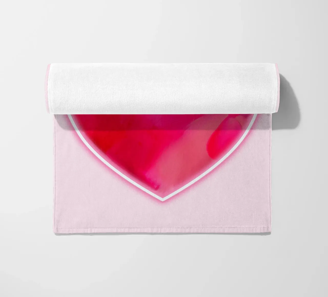 MultiPink Gemaltes Herz mit neonfarbener Umrandung Strandtuch von FABOArt