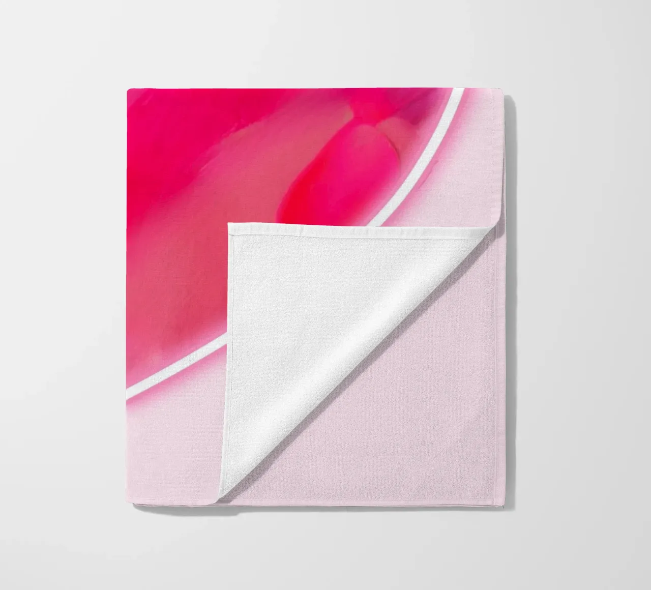 MultiPink Gemaltes Herz mit neonfarbener Umrandung Strandtuch von FABOArt
