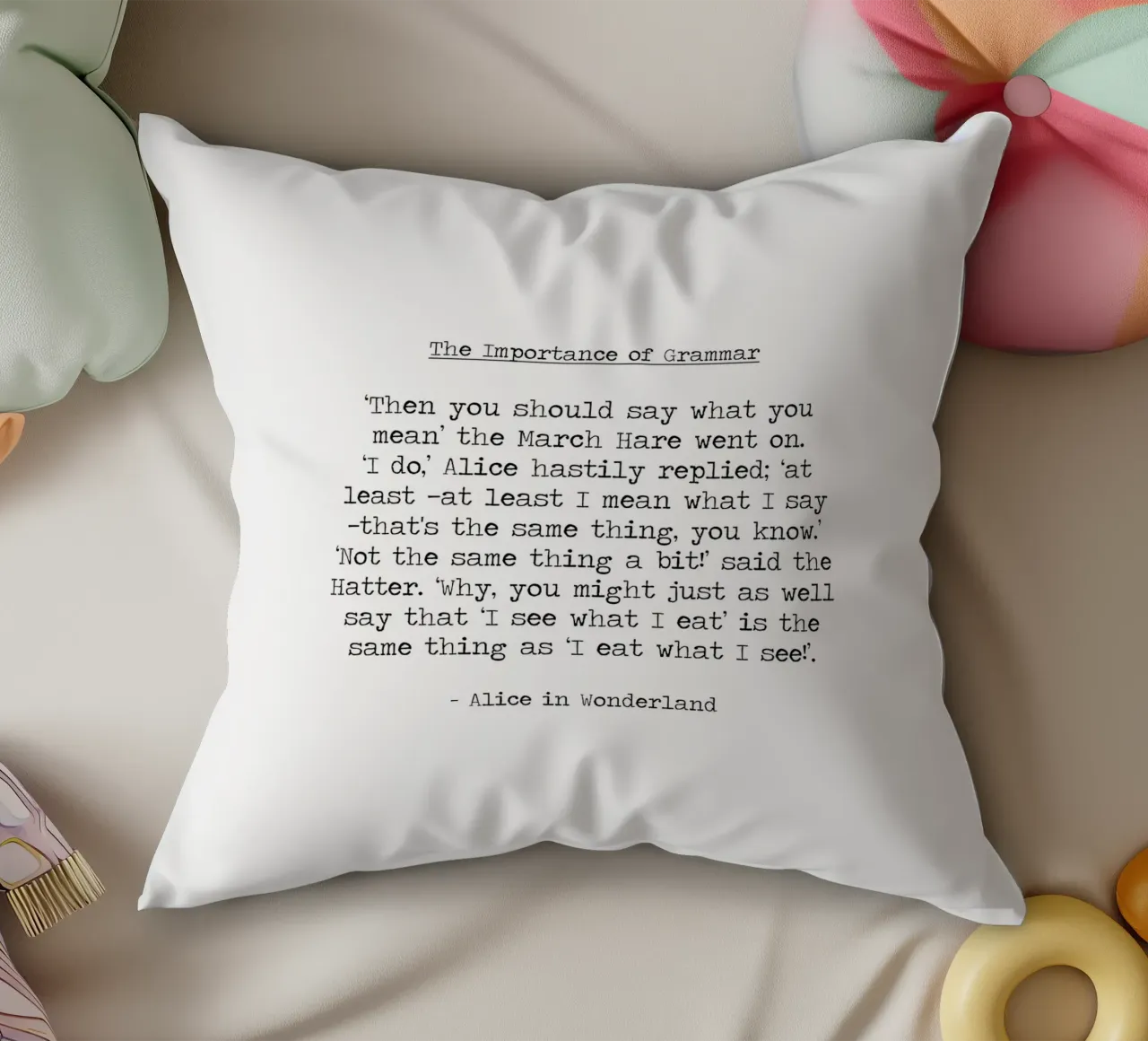 L'importanza della grammatica - Alice nel paese delle meraviglie - Citazione di Carroll cuscino da Summer Soul Co. - Quotes