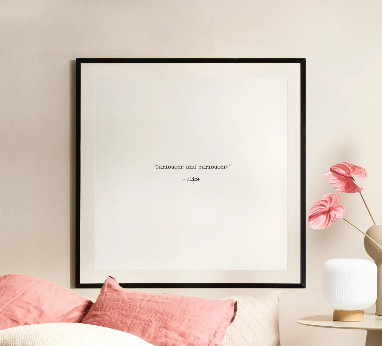 "Sempre più curioso" - Alice nel Paese delle Meraviglie Citazione poster con telaio in alluminio da Summer Soul Co. - Quotes