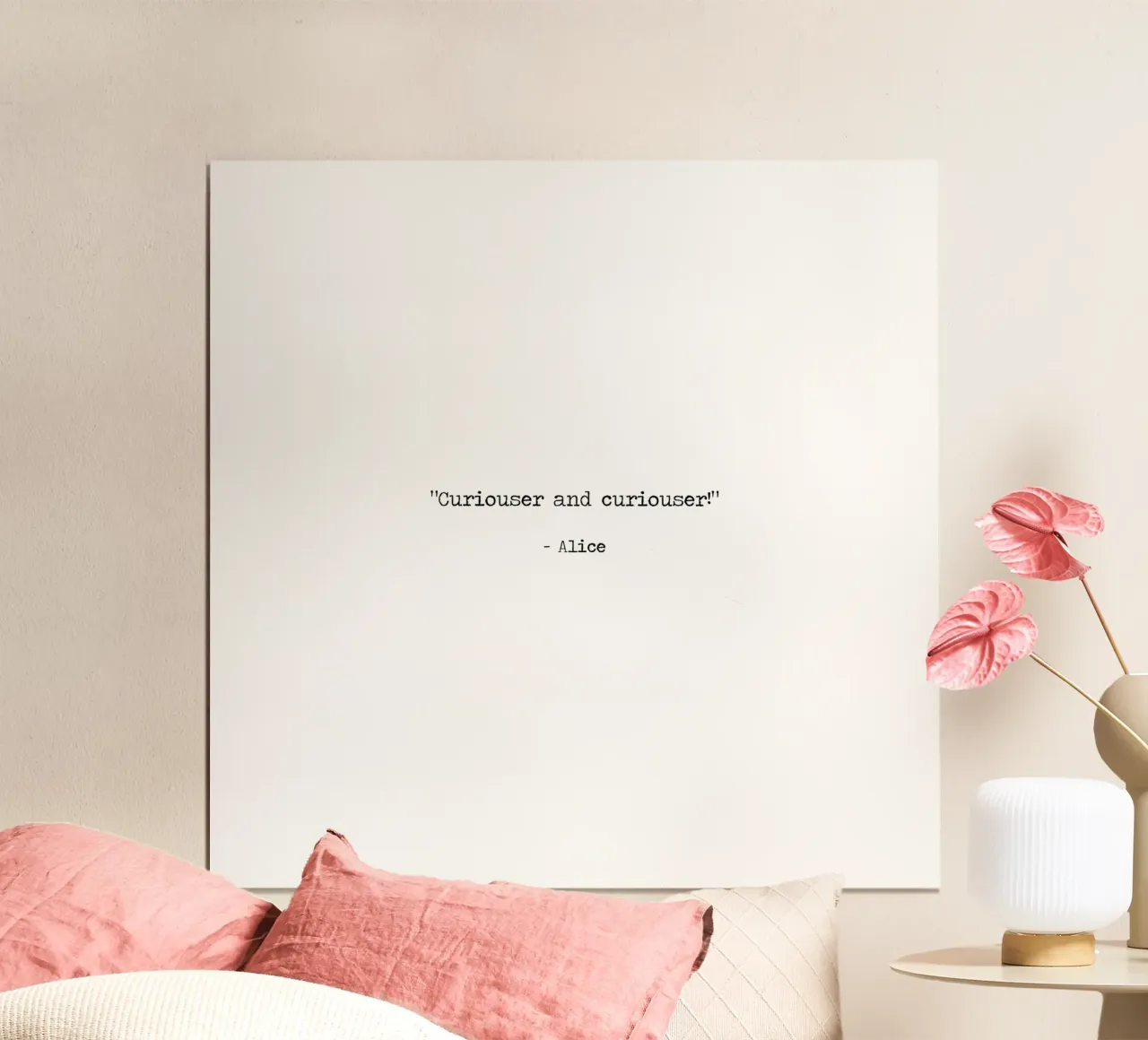 "Sempre più curioso" - Alice nel Paese delle Meraviglie Citazione poster con telaio in alluminio da Summer Soul Co. - Quotes