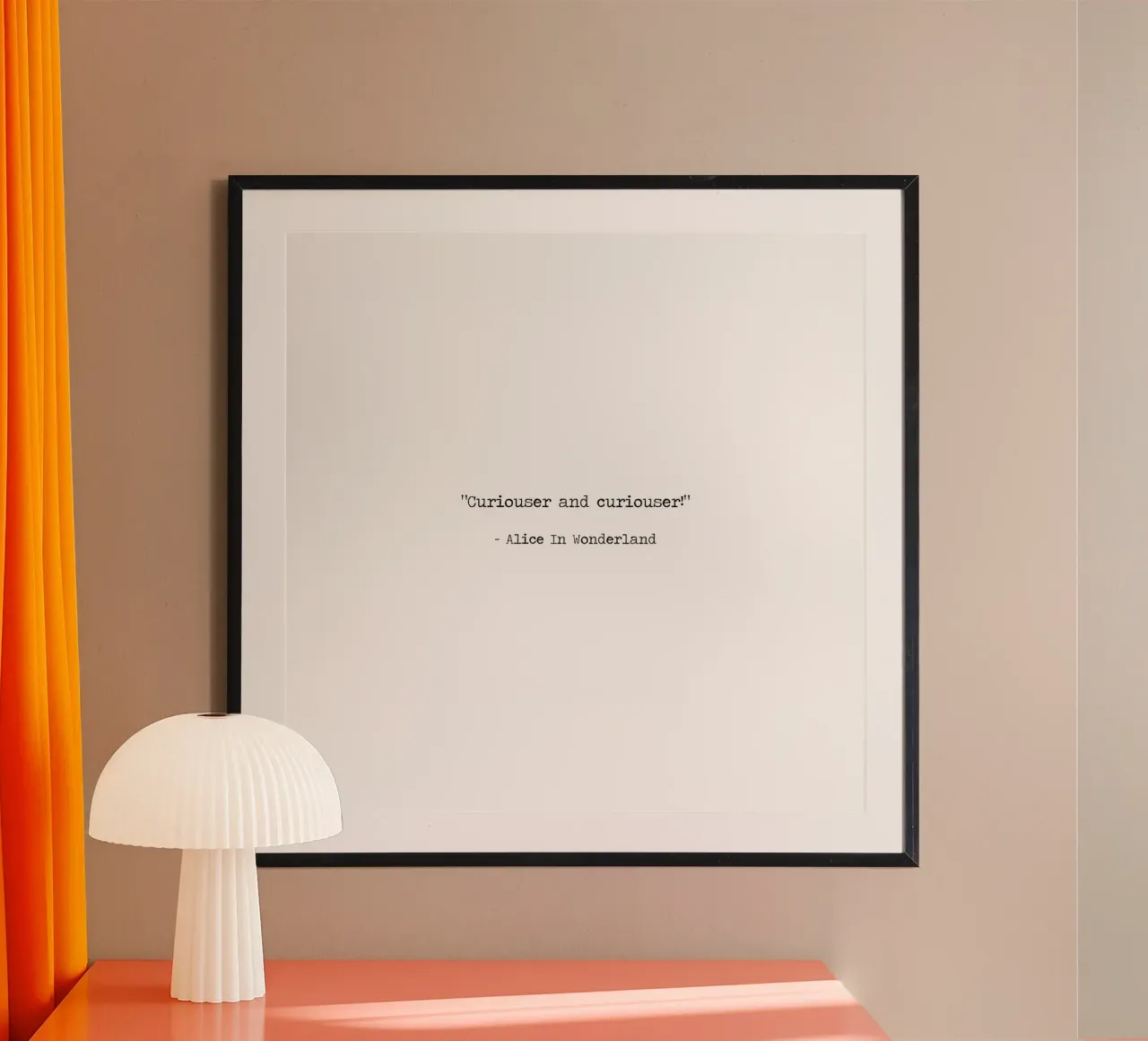 "Sempre più curioso" - Alice nel Paese delle Meraviglie Citazione poster con telaio in alluminio da Summer Soul Co. - Quotes