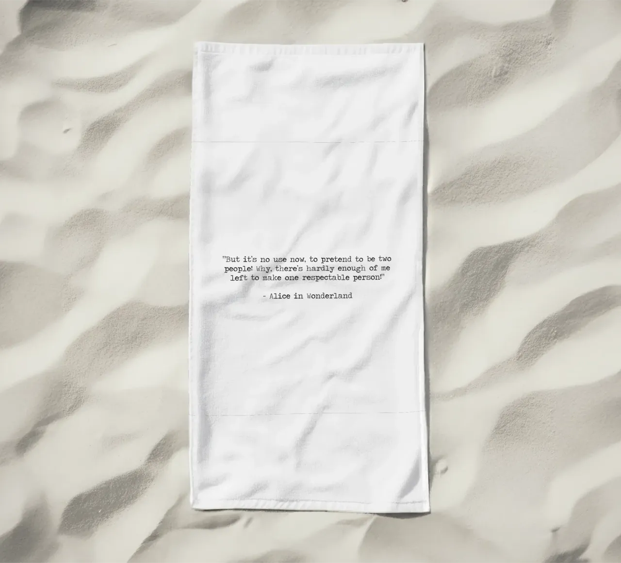 Sei du selbst - Sei unordentlich, sei du selbst - Zitat Alice im Wunderland Strandtuch von Summer Soul Co. - Quotes