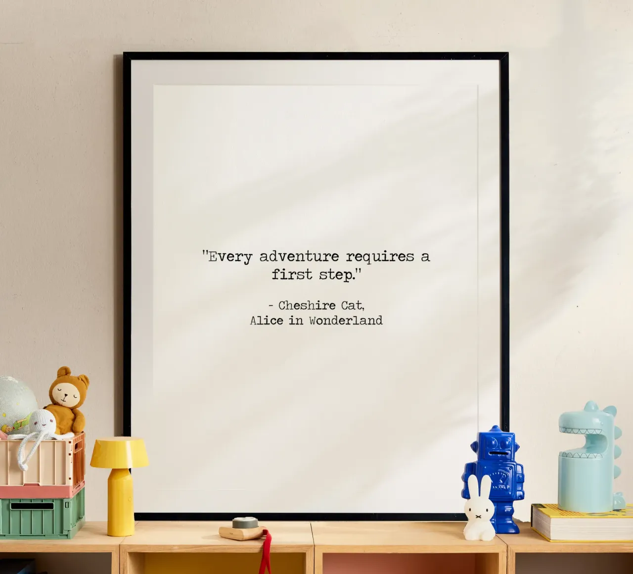 Ogni avventura richiede un primo passo - Alice nel paese delle meraviglie poster con telaio in legno da Summer Soul Co. - Quotes